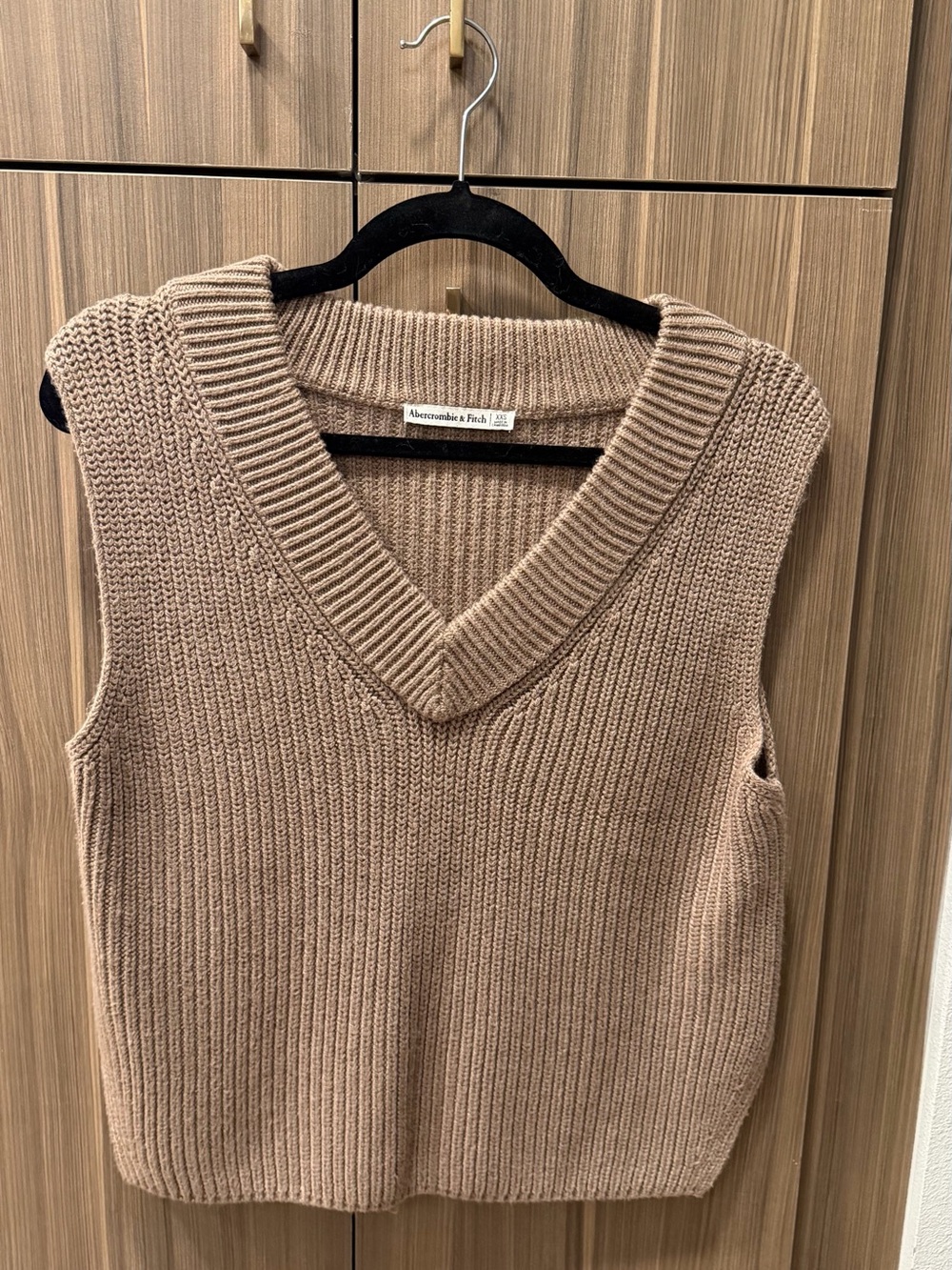 Abercrombie & Fitch Ribbed V-Neck Sweater Vest